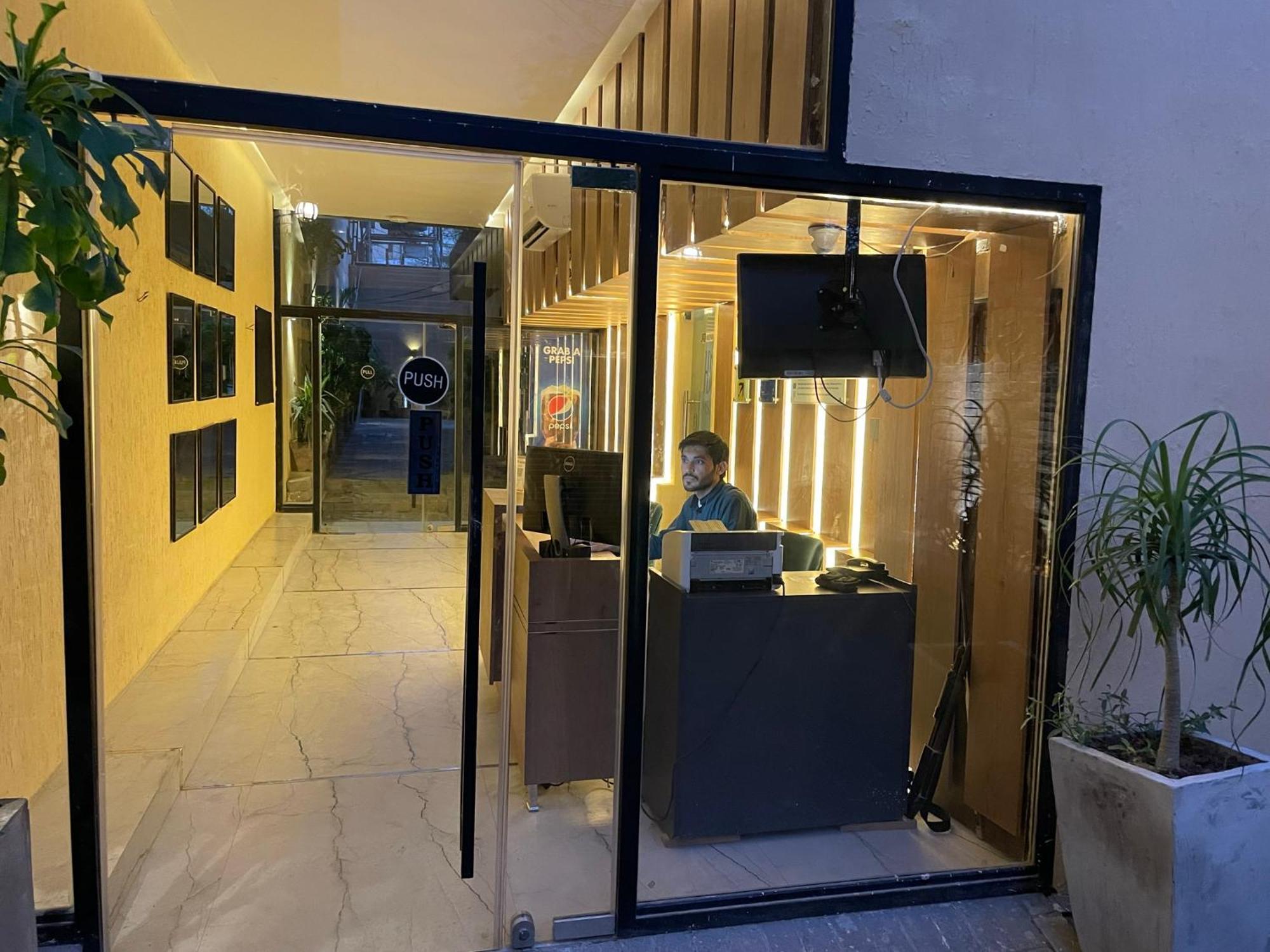 Hamsun Suites  Karachi Extérieur photo